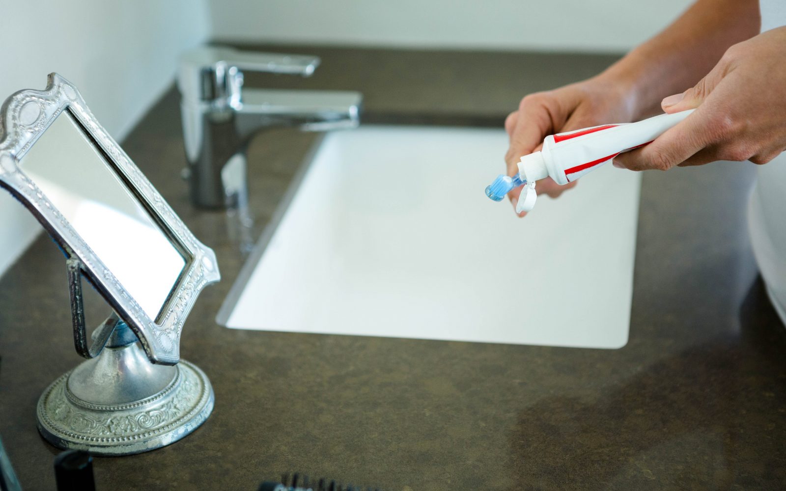 Stiskanje zobne paste na zobno ščetko