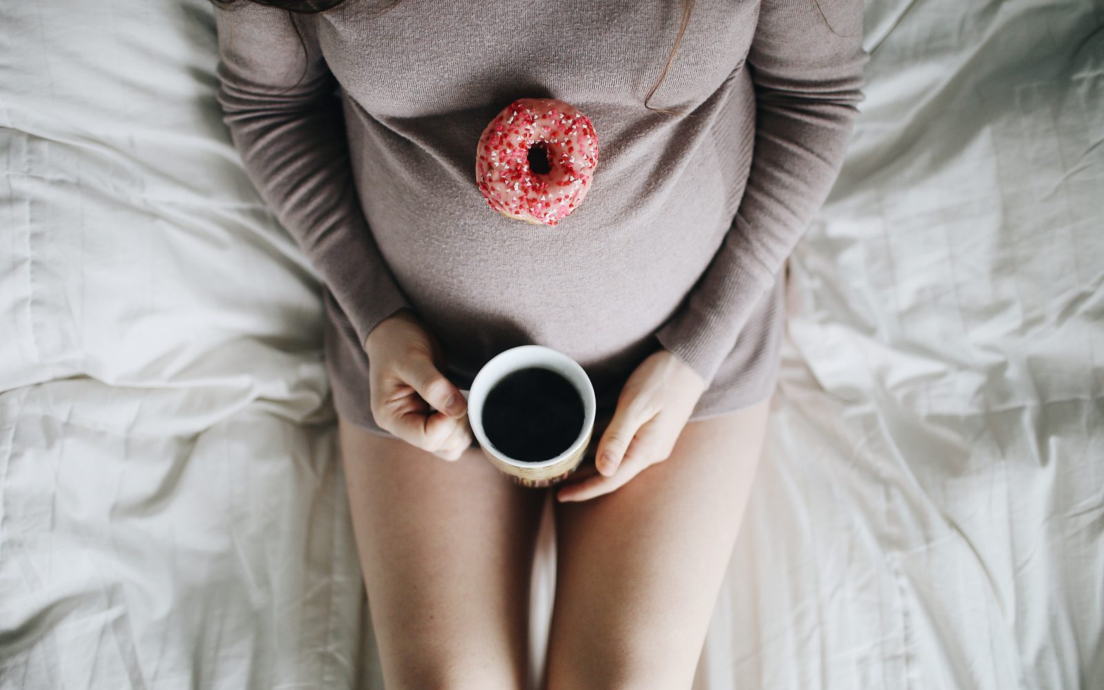 Nosečnica pije kavo