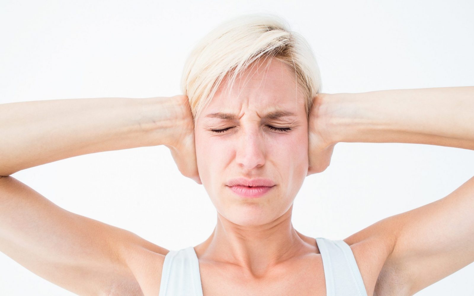 Ženska, ki si pokriva ušesa