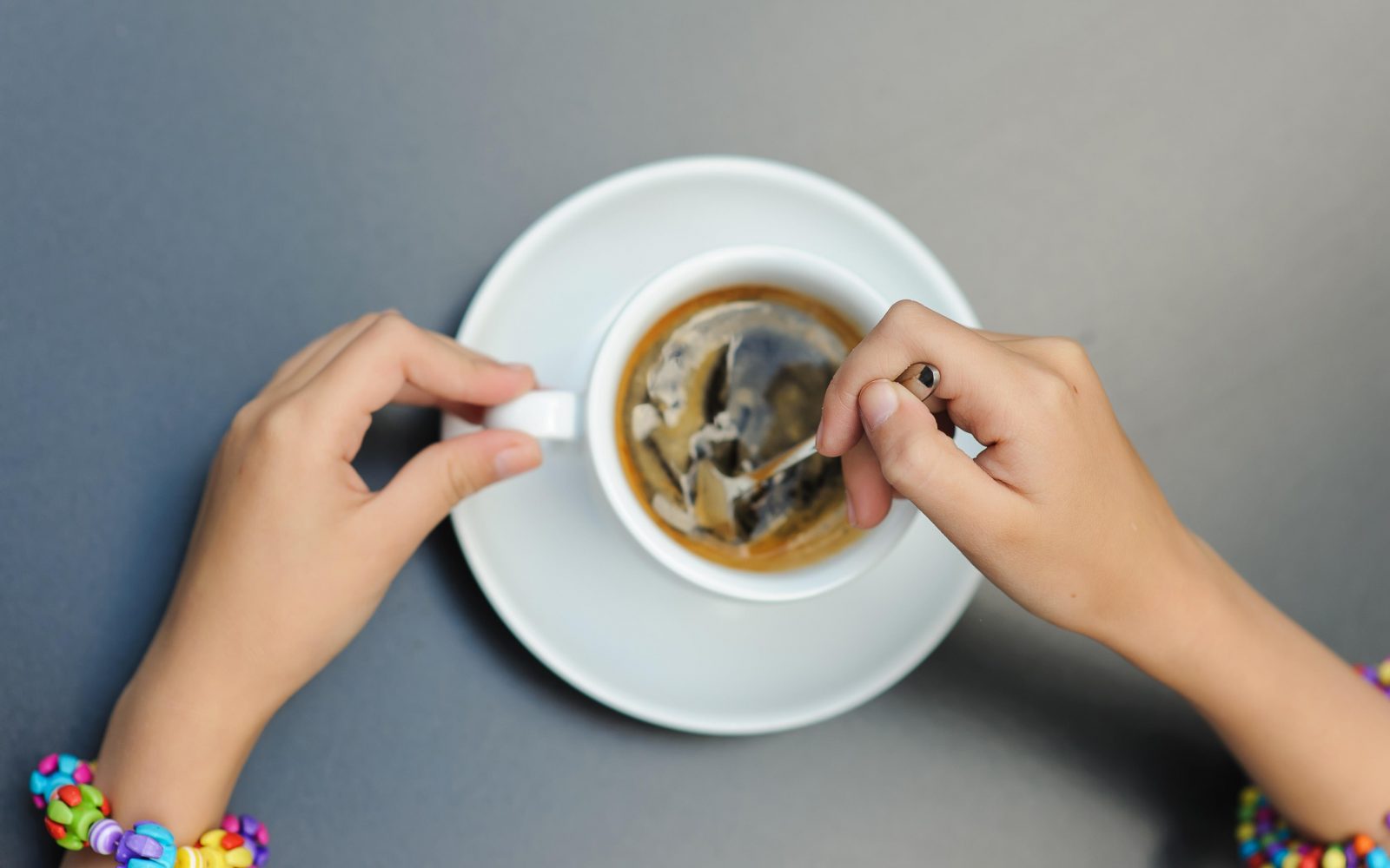 Najstnica meša kavo