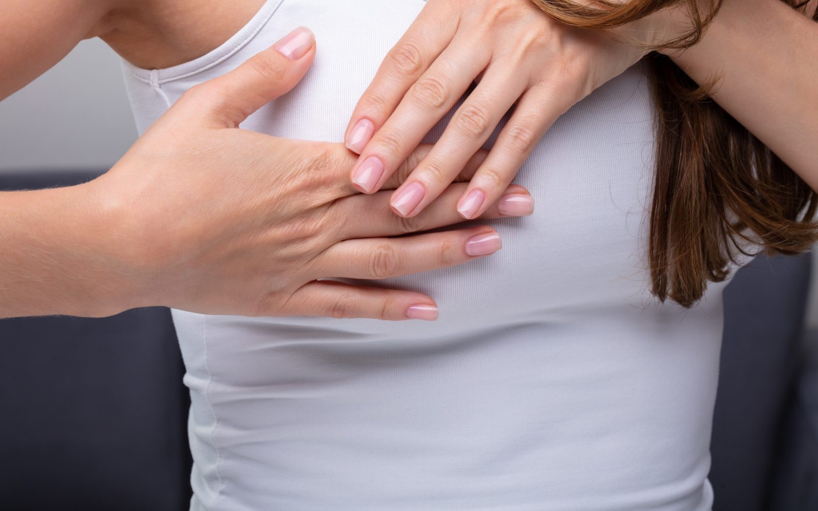 Ženska si samopregleduje dojke