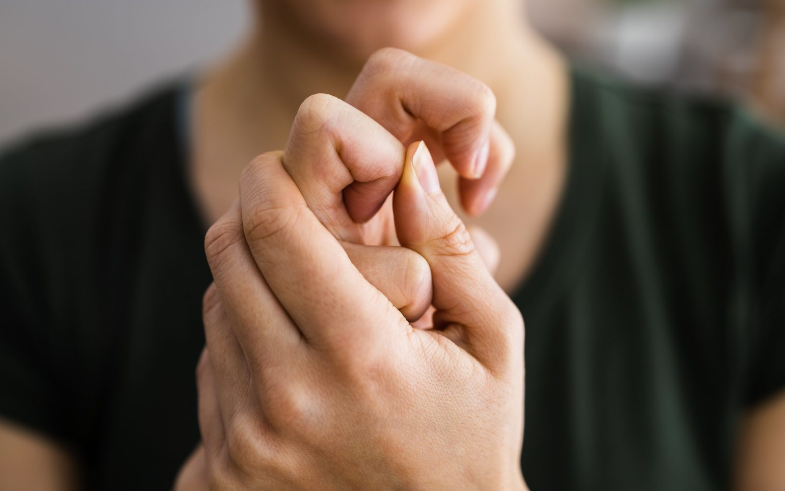 Pokanje v sklepih je pogost pojav, ki se lahko zgodi zaradi različnih razlogov.
