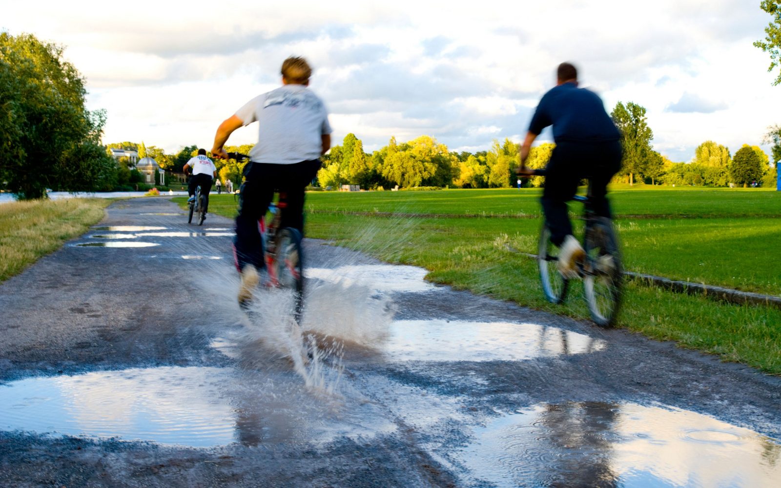 mladostniki se vozijo s kolesom