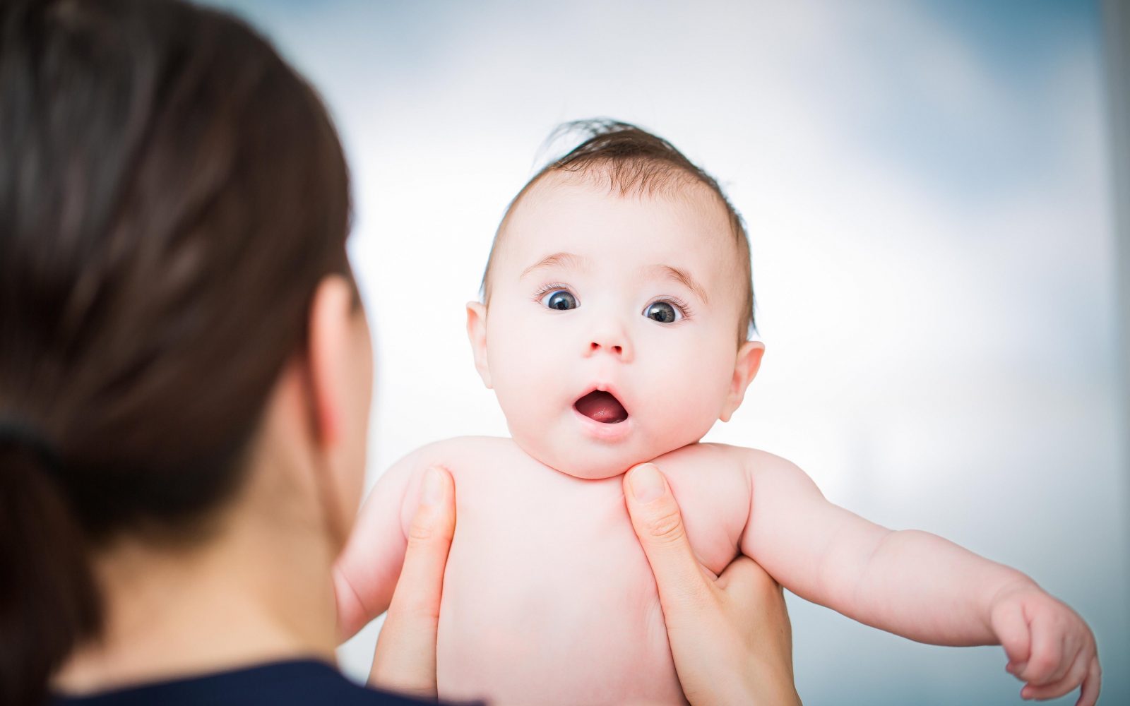 Dojenček gleda presenečeno