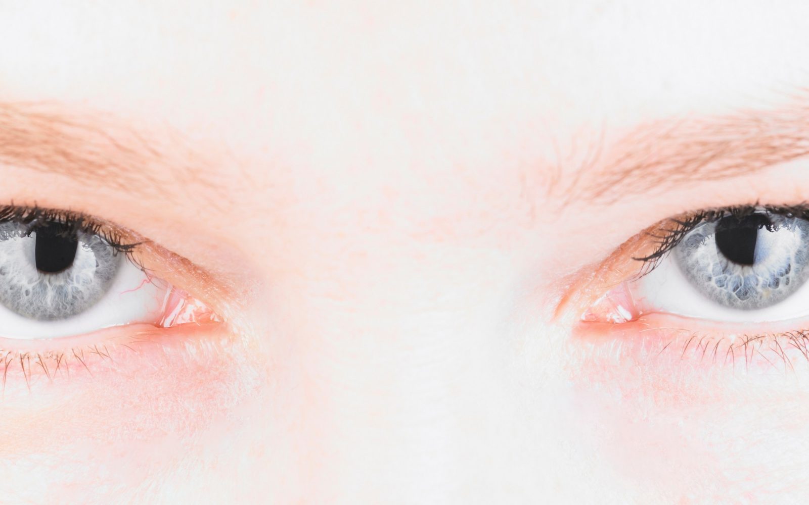 Bližnji posnetek ženskih oči.