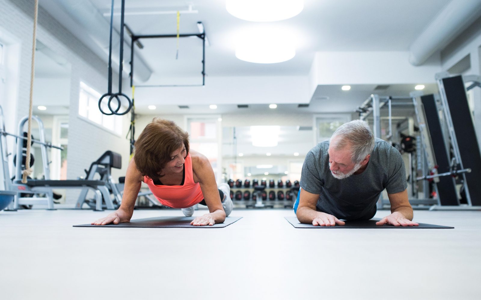 Starejši par med vadbo