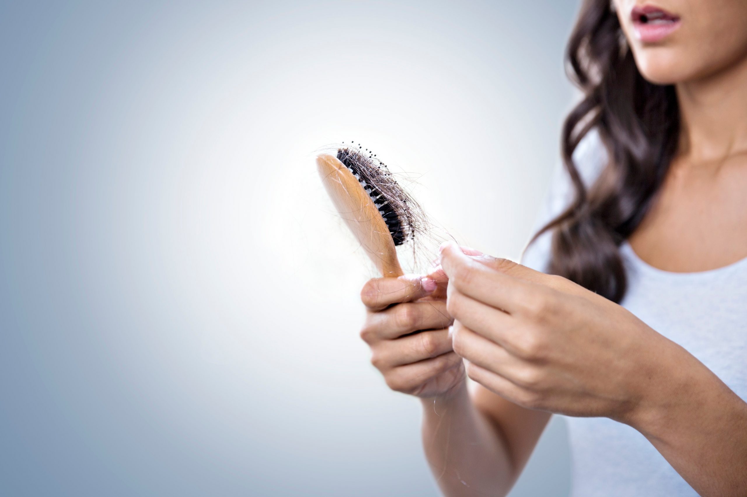 lasje, izpadanje las, ženska, glavnik