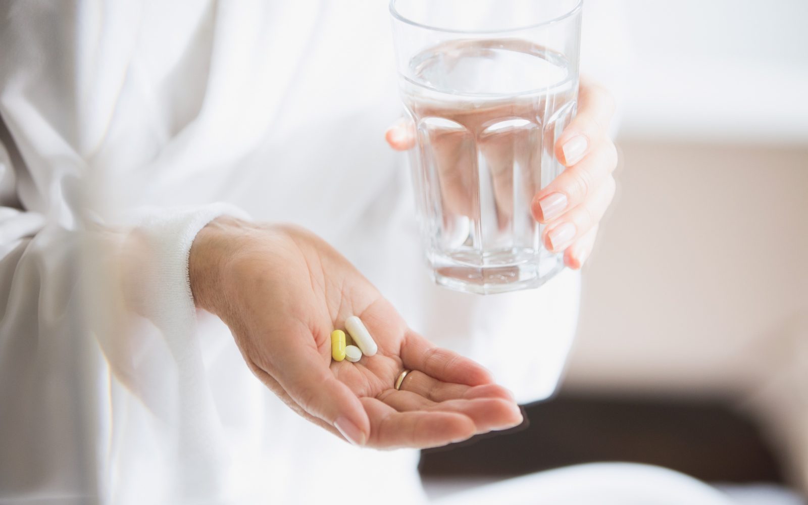 vitamini, roka, ženska,zdravo življenje