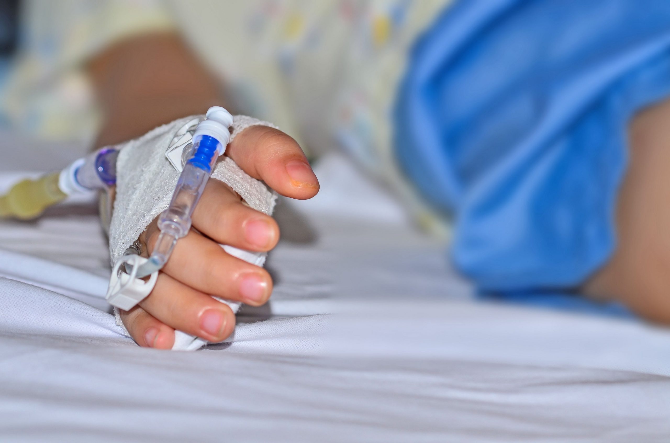 Otroška rokica v bolniški postelji