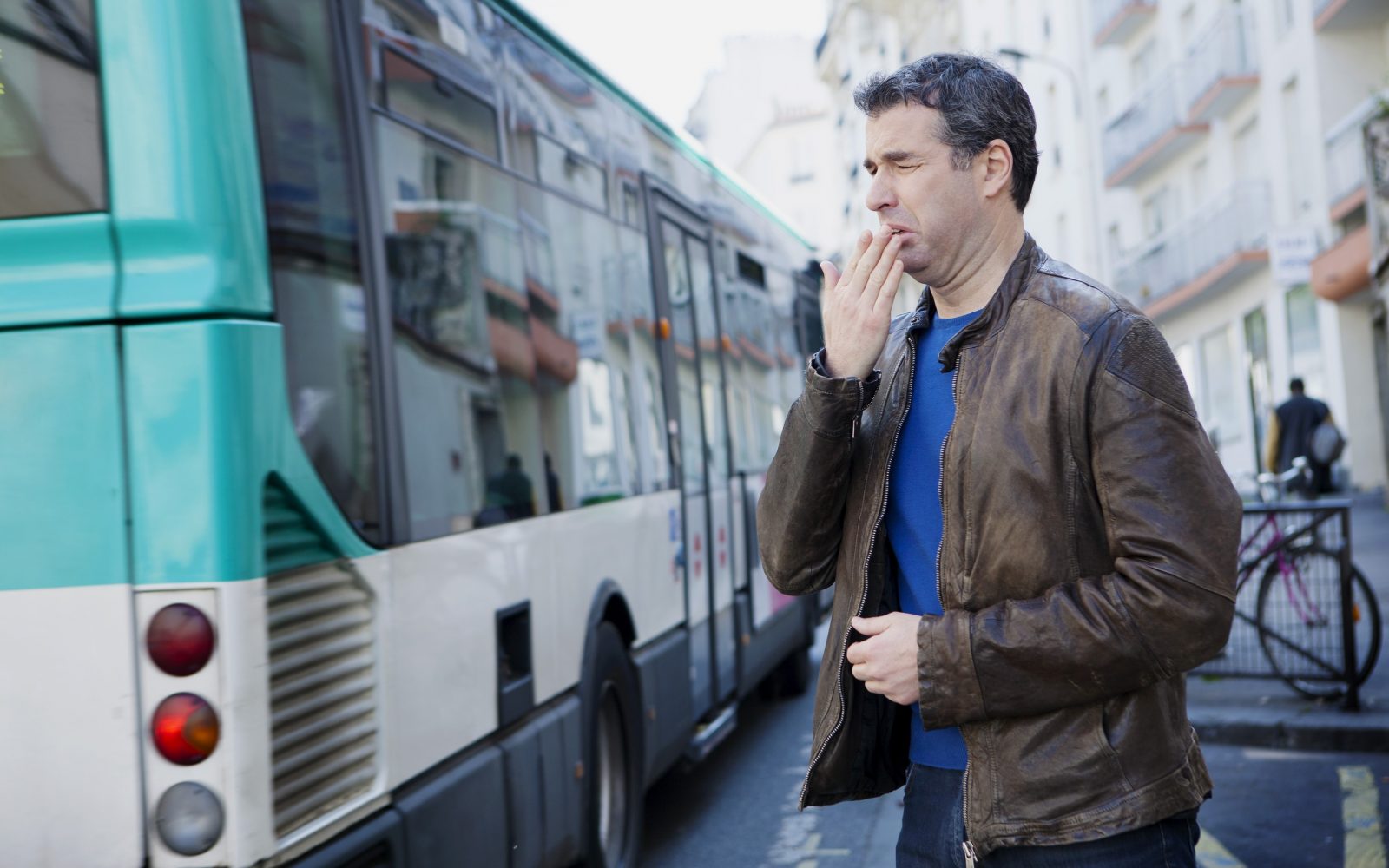 Moški kašlja zaradi onesnaženega zraka