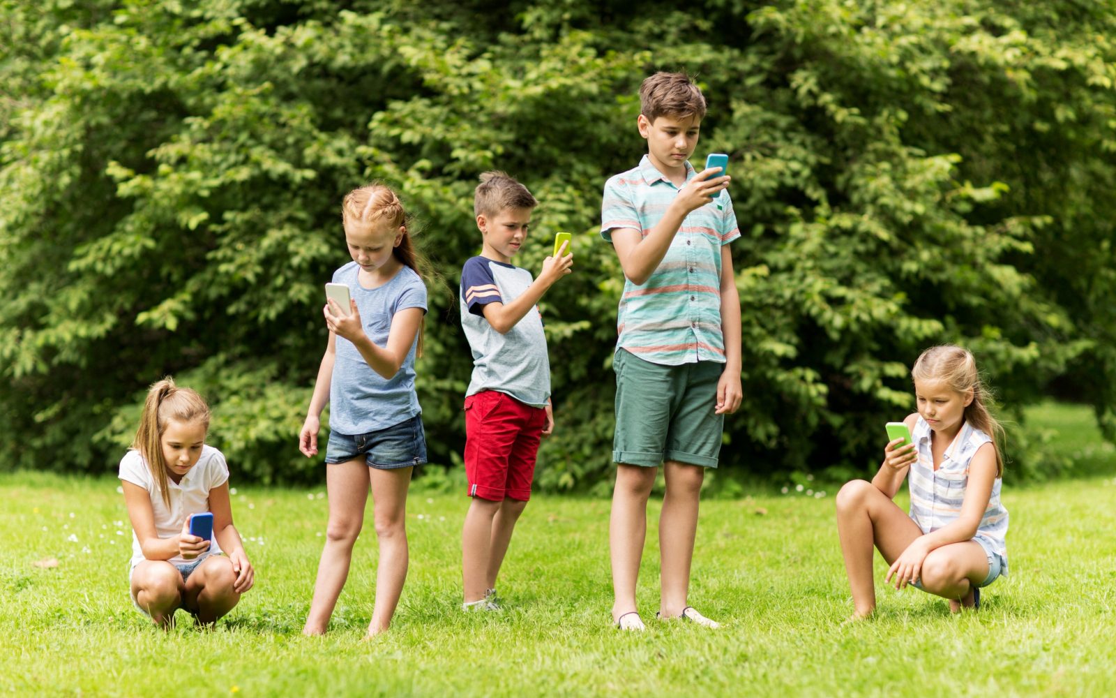 Otroci gledajo vsak v svoj pametni telefon