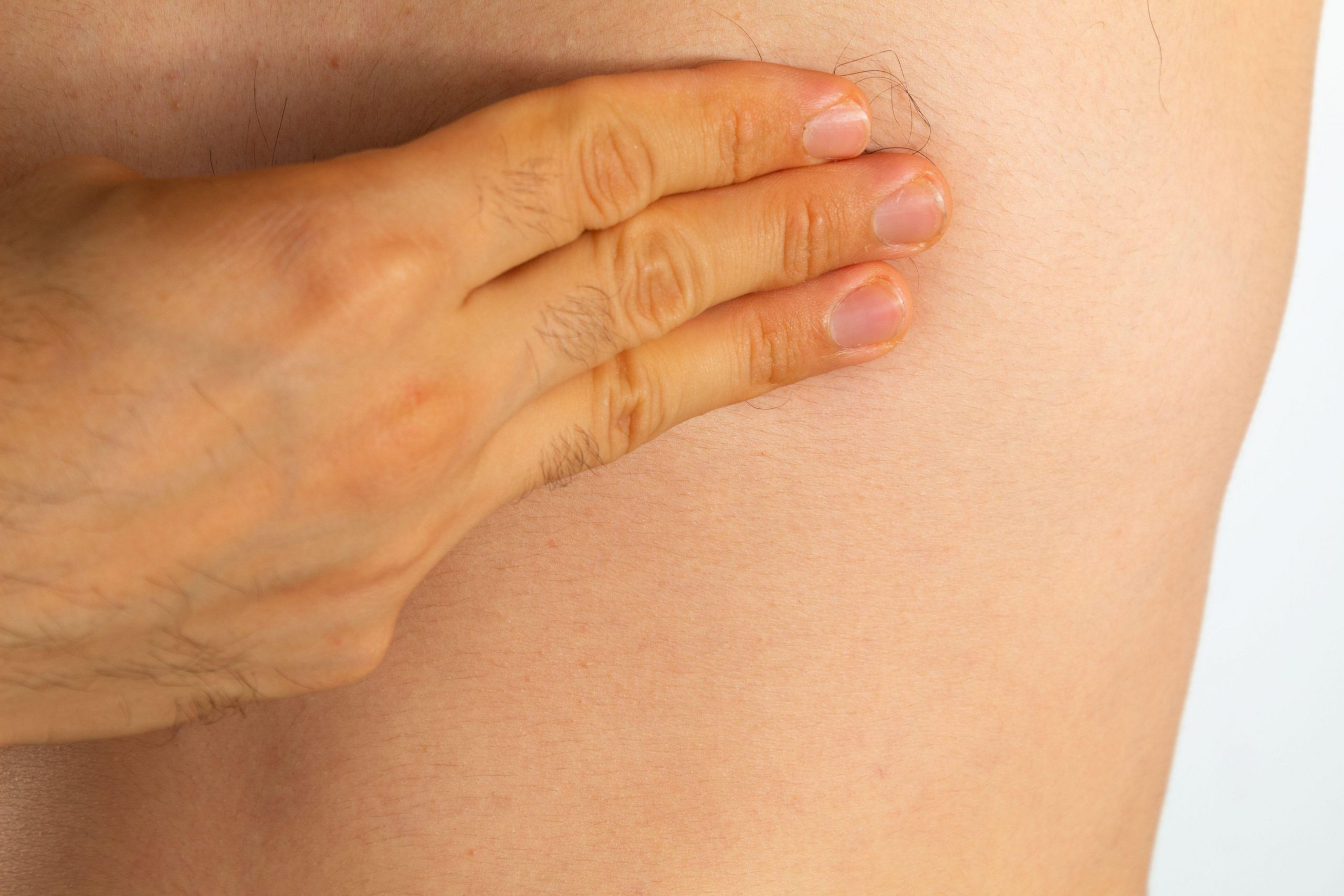 Moški se pregleduje zaradi raka dojk