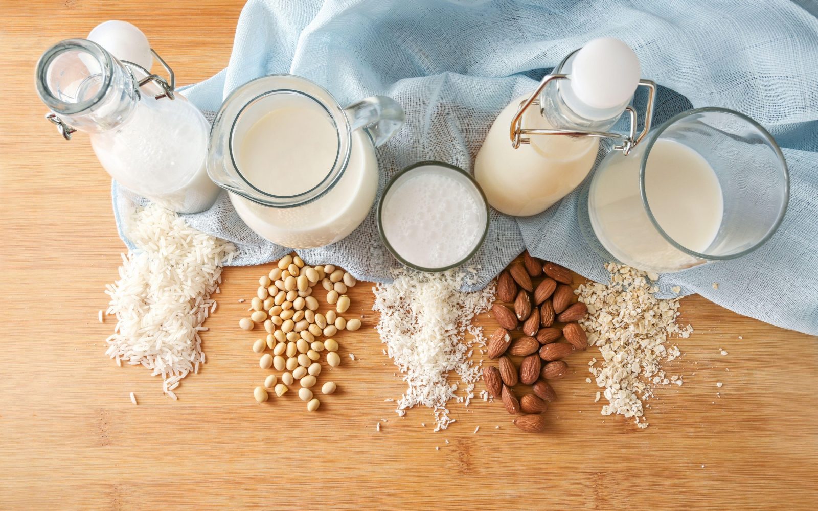 Na mizi razstavljeni rastlinski napitki: kokosov, rižev, mandljev in ovsen