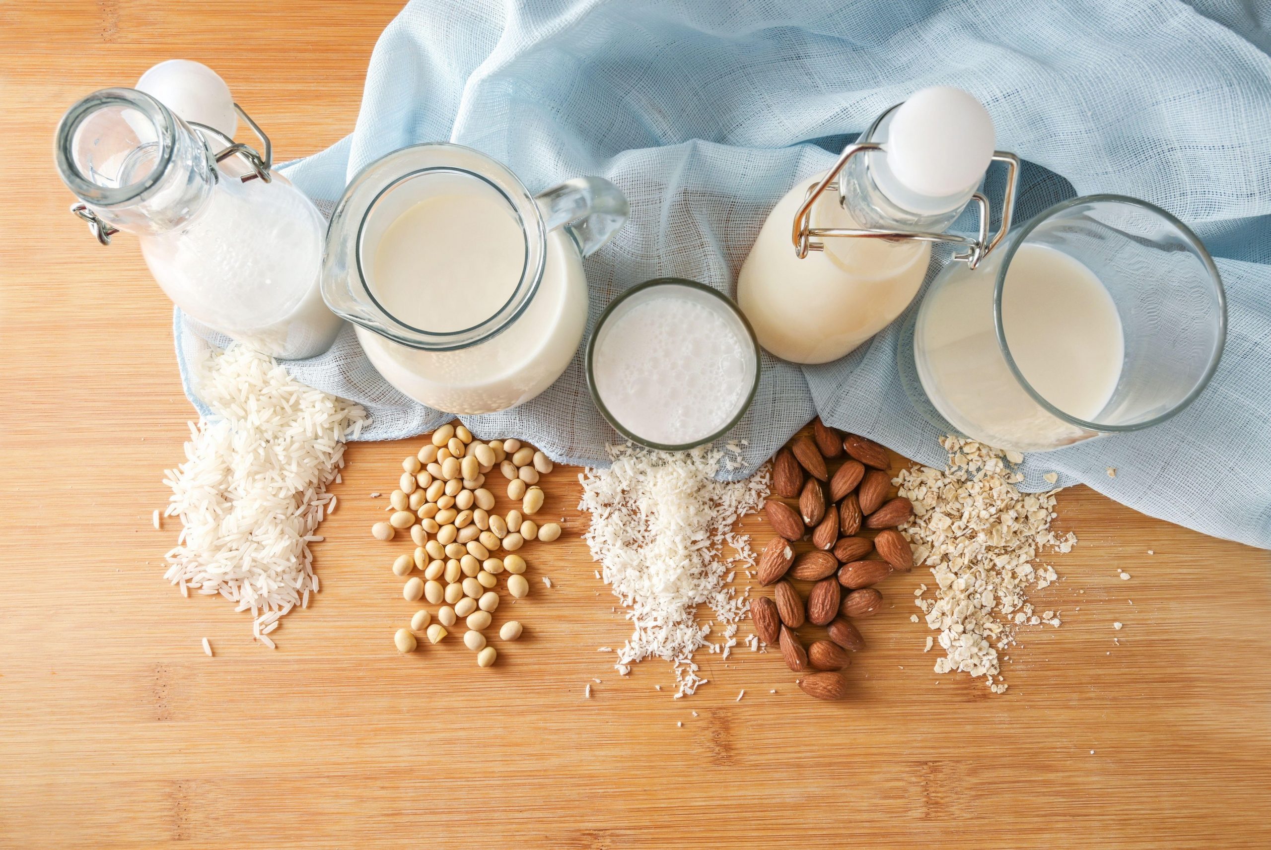 Na mizi razstavljeni rastlinski napitki: kokosov, rižev, mandljev in ovsen