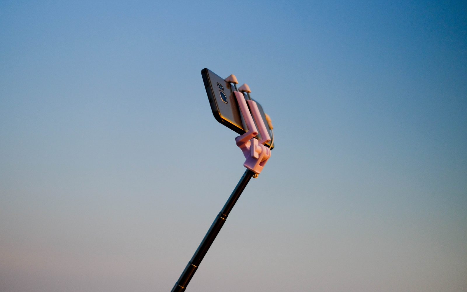 mobilni telefon na palici za selfie