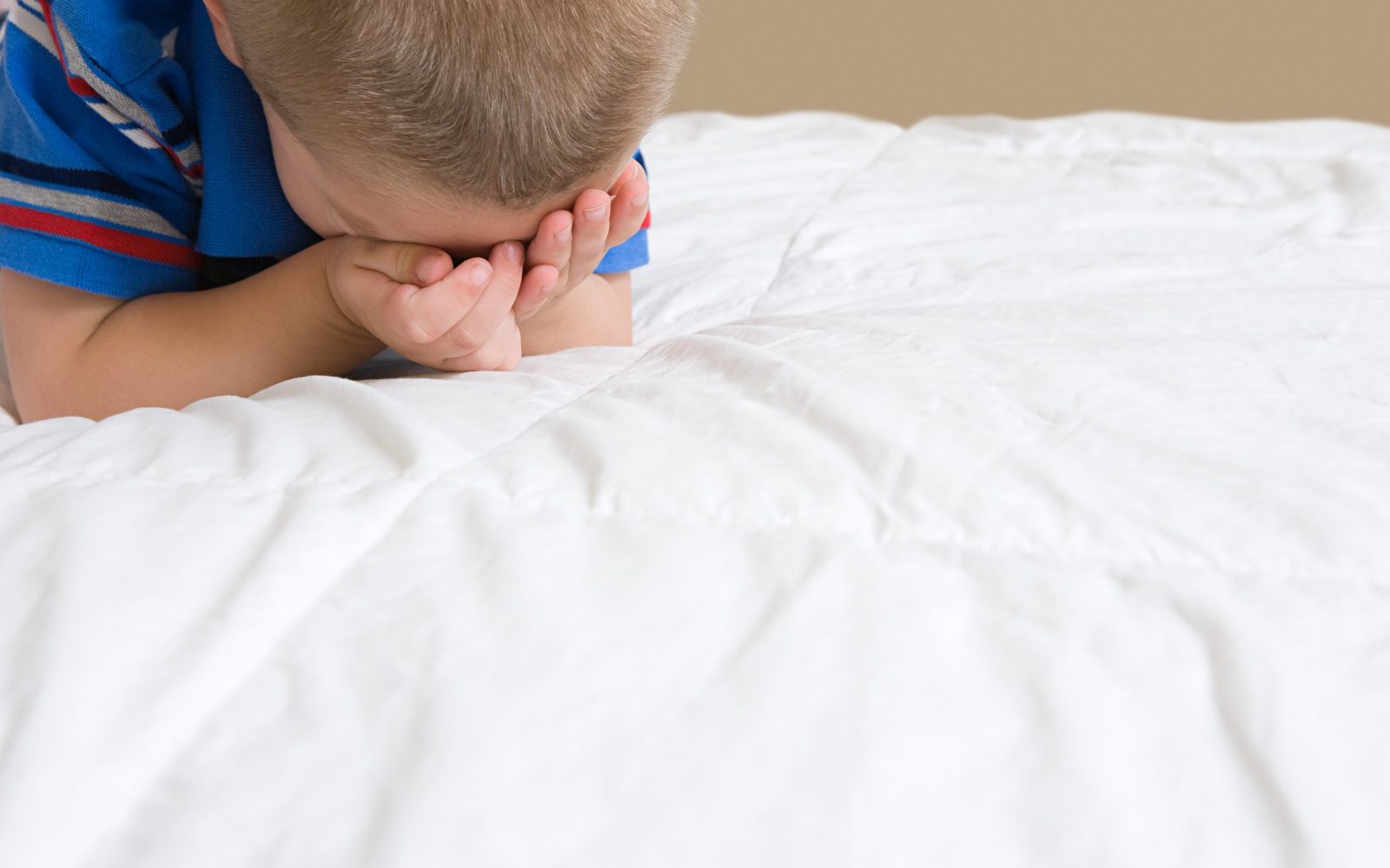 Preživela nasilje, policijo, dolgove, grozljive stiske … A njen sin želi le to