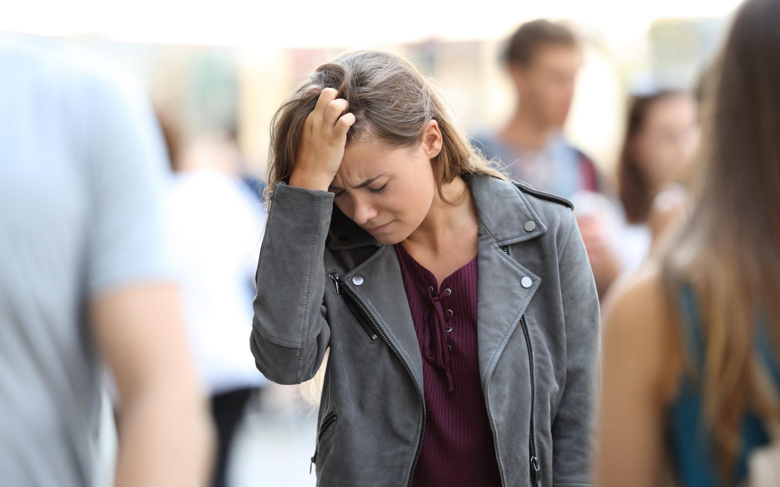 žalostna ženska v množici