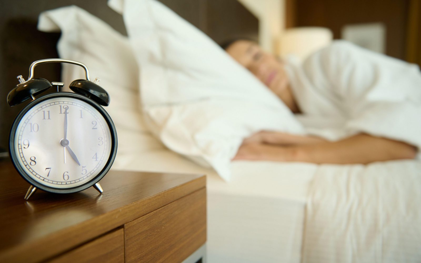 Ženska spi ob uri