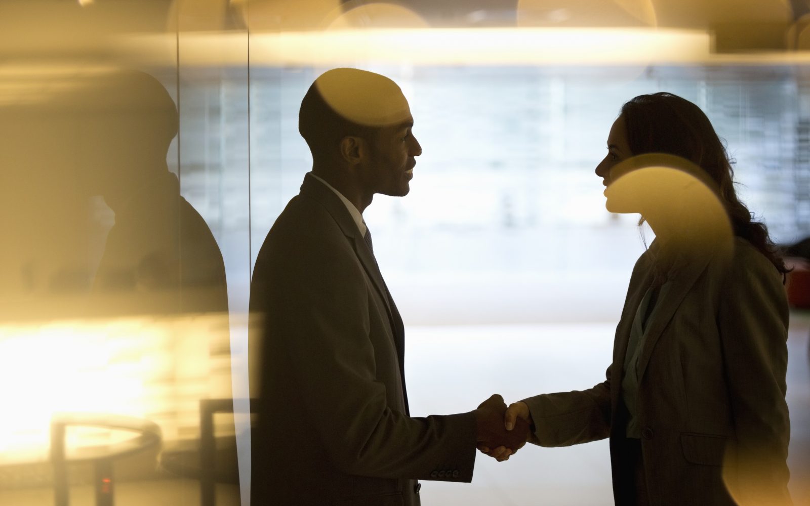 Moški in ženska se rokujeta