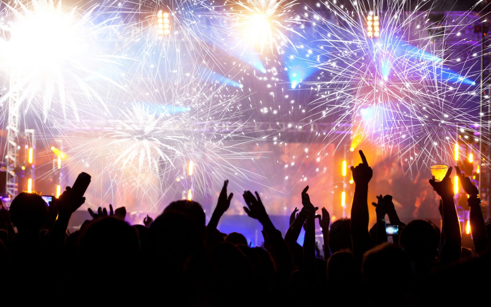 Ognjemet in množica, ki praznuje novo leto