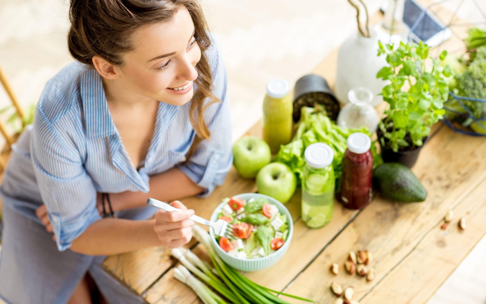 Ženska, solata, kumare