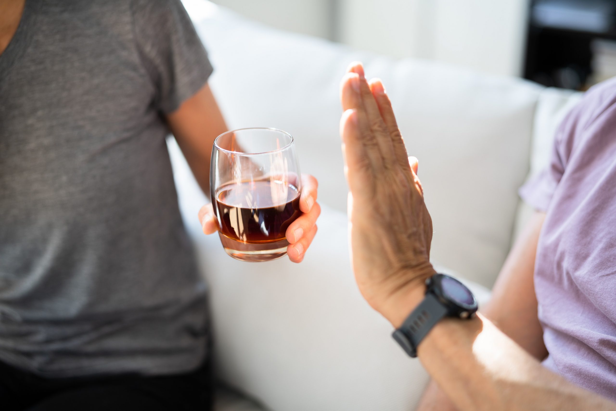 Moški zavrača alkohol