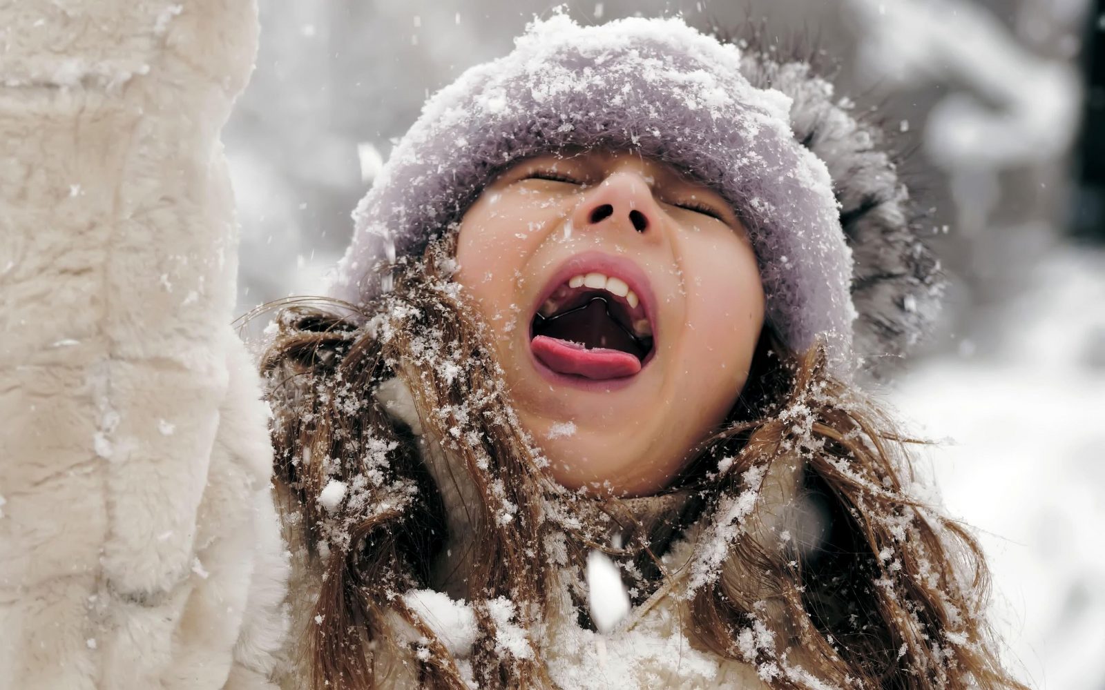 Sneg, senžinke. deklica