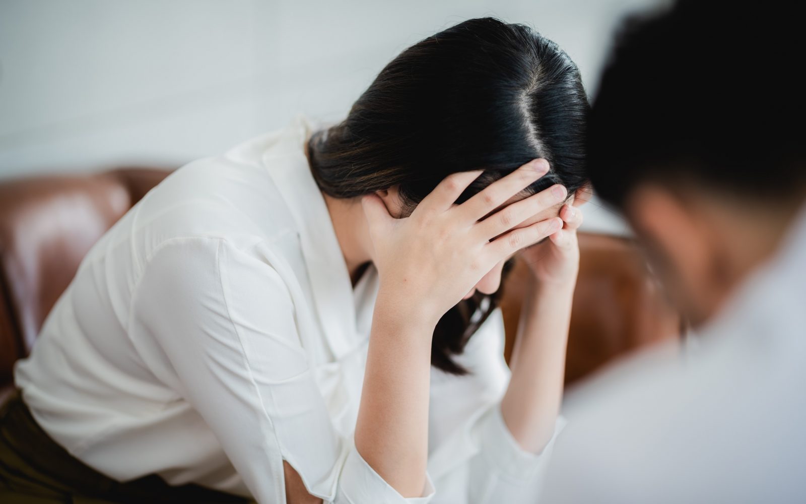 Ženska se drži za glavo