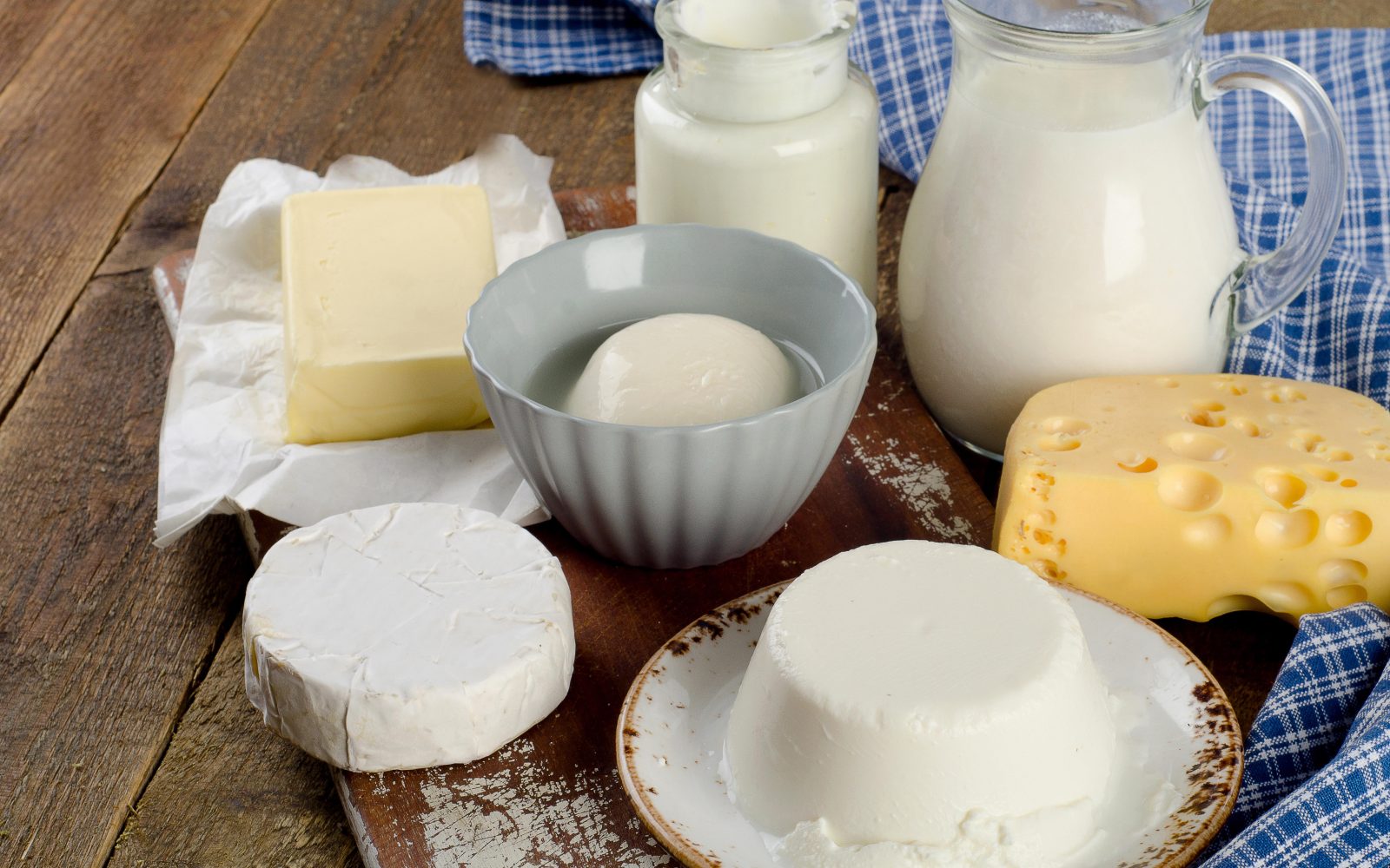 Veliko različnih mlečnih izdelkov na mizi