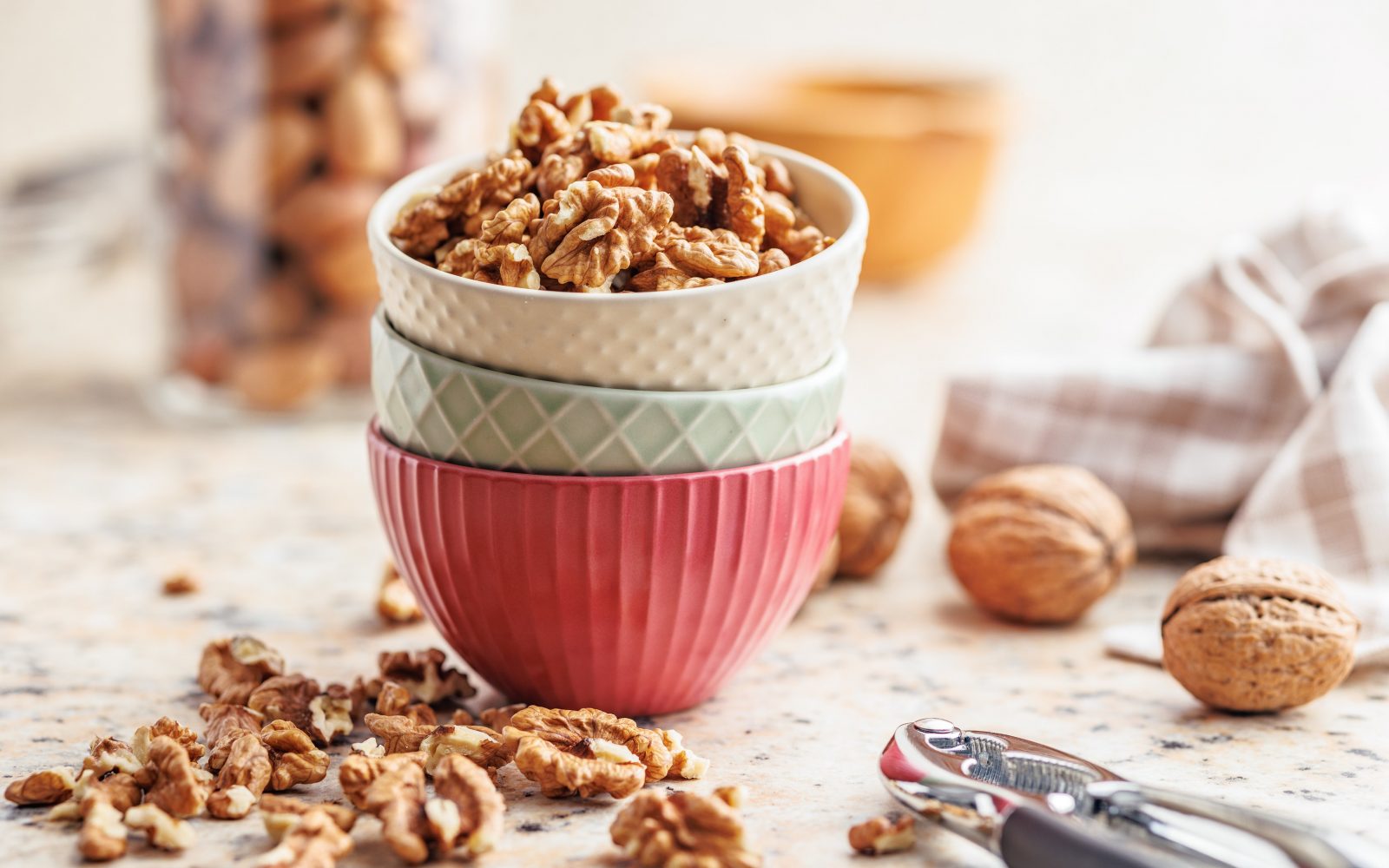 olupljeni orehi v posodoivi