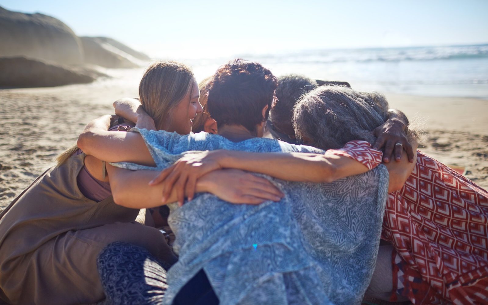 Skupina žensk na plači v podpornem objemu