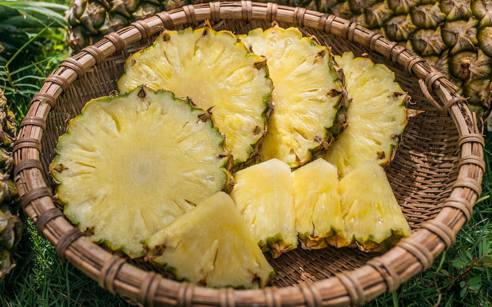 Narezan ananas v košarici