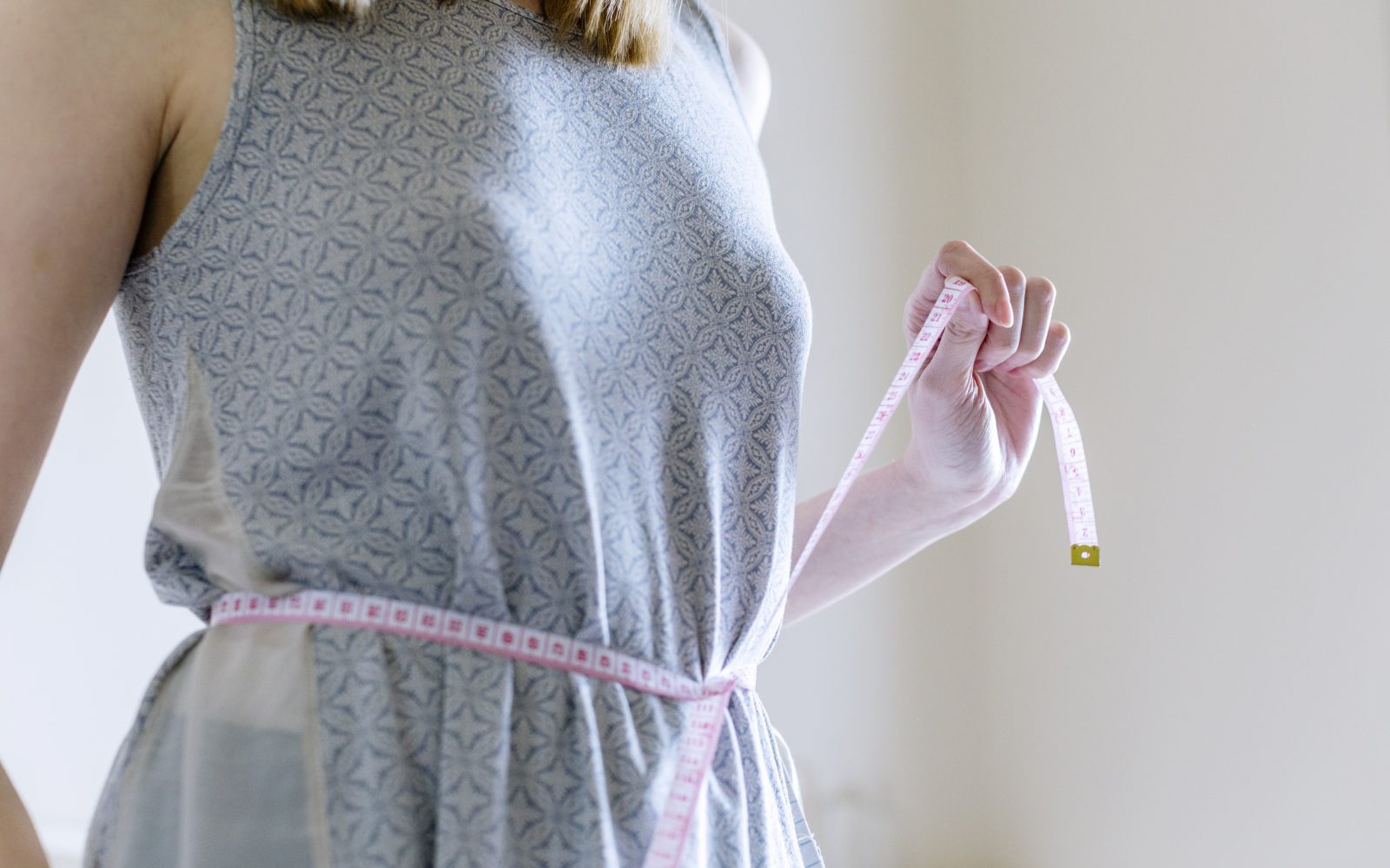 Ženska ima meter okoli trebuha