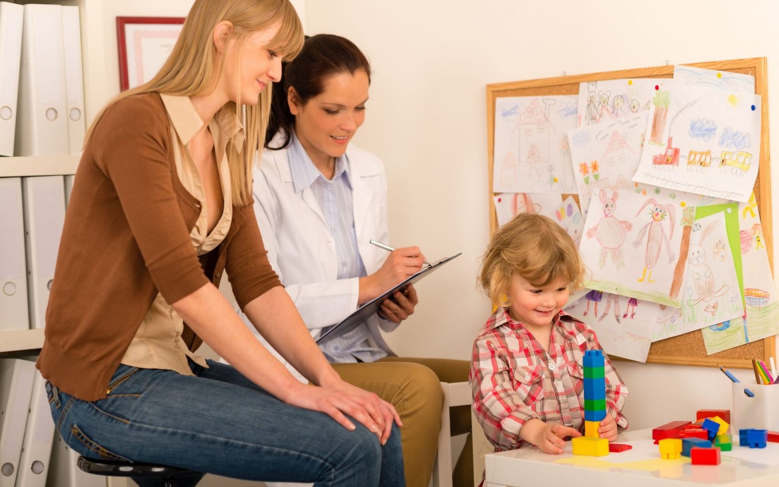 Pregled pri pediatru predšolsko otrok v ambulanti z mamico