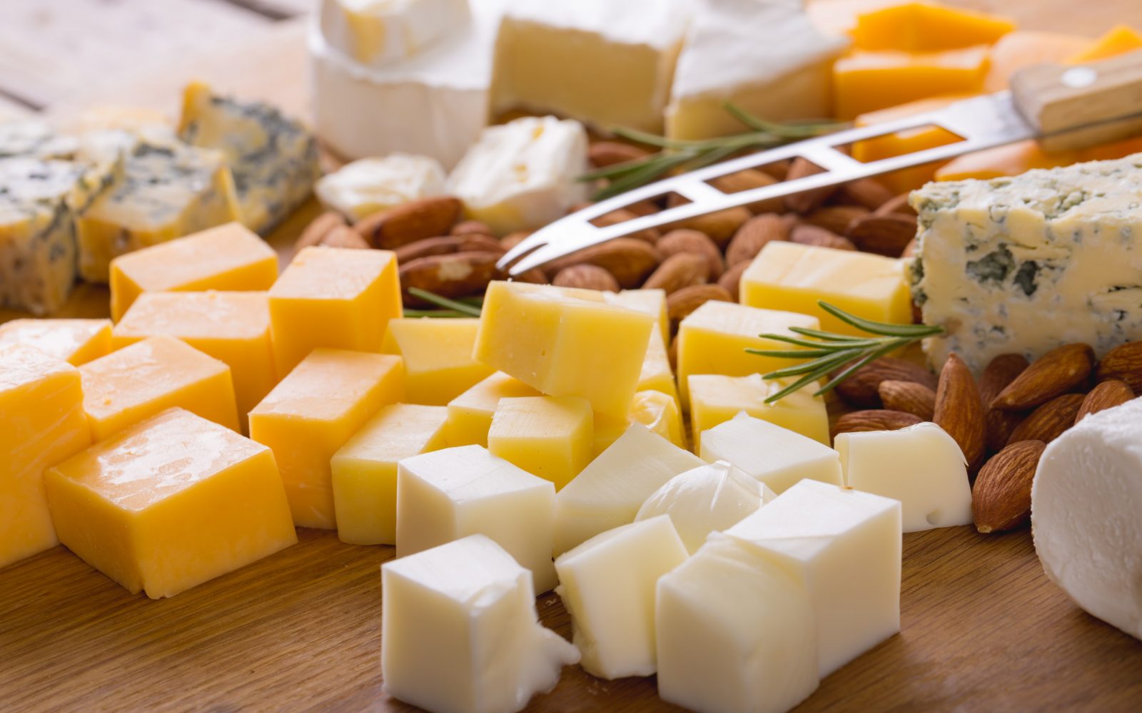 Na koščke narezani siri