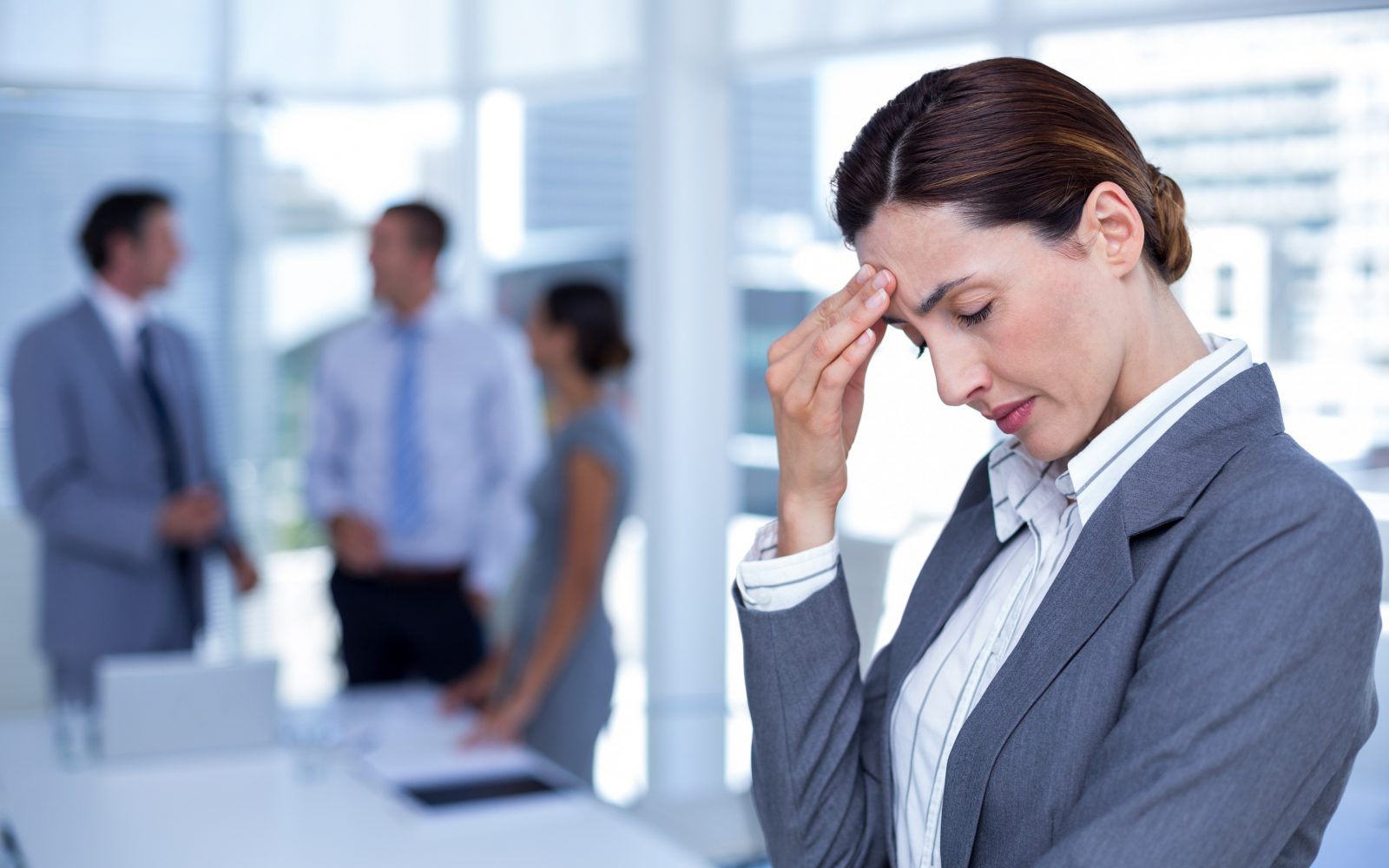 Poslovna ženska se drži za glavo