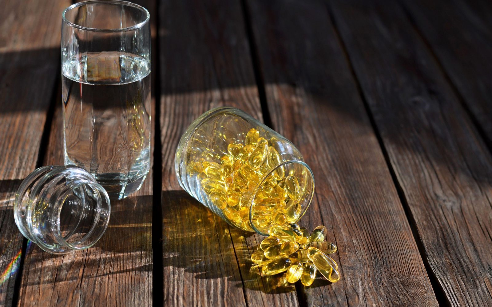 Kozarec vode in rumeno prehransko dopolnilo