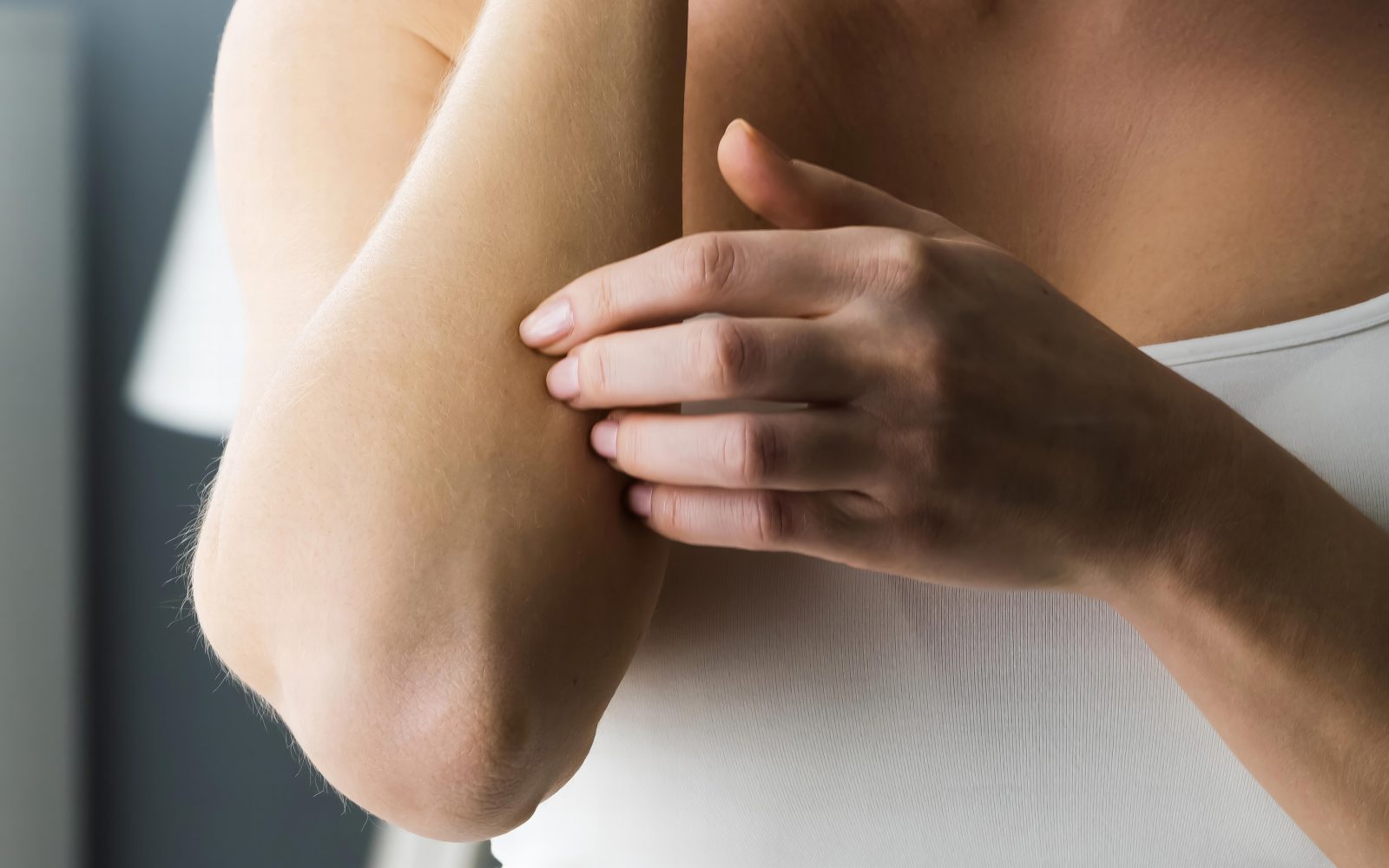 Ženska praskanje srbenje kože telesa