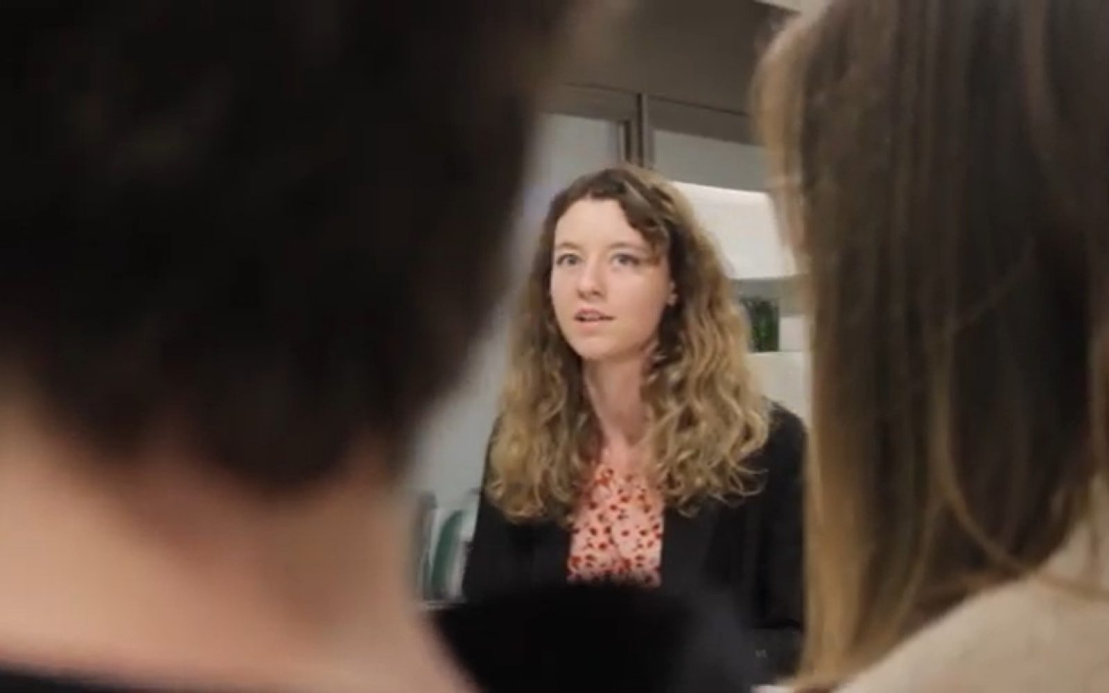 Mlada ženska govori o svojem duševnem zdravju