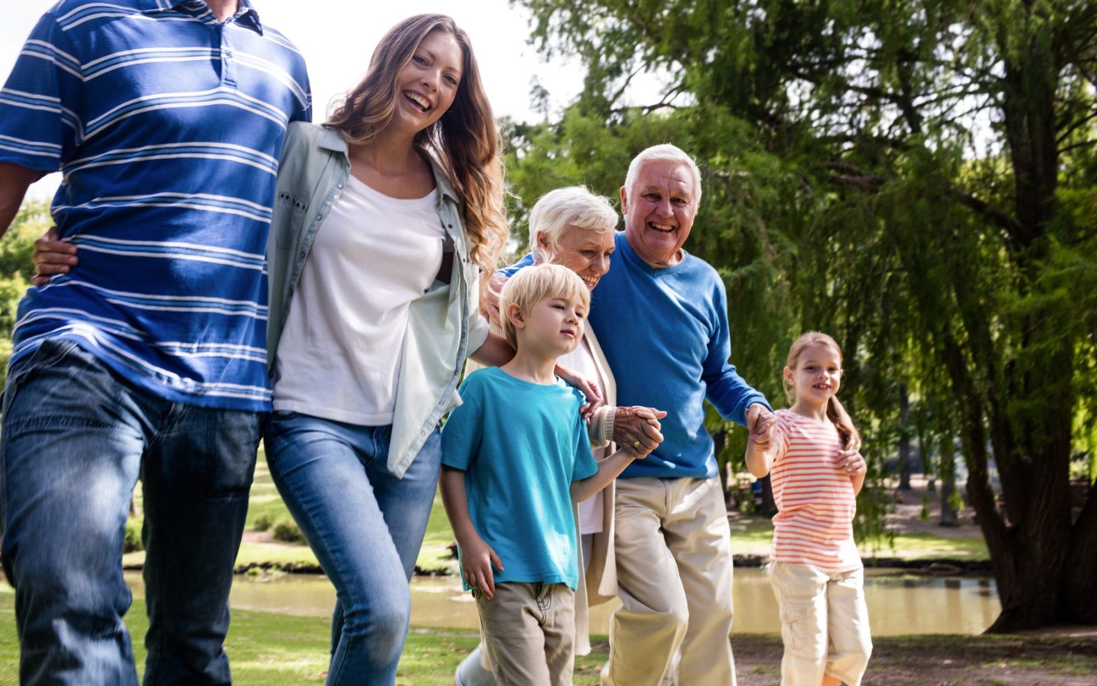 Družina treh generacij na sprehodu