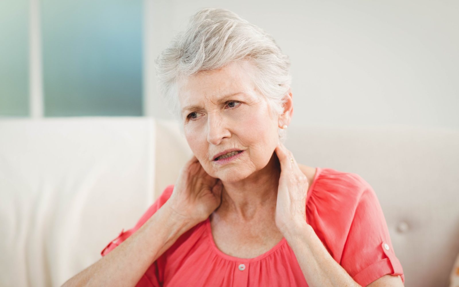 Starejša gospa z bolečinami v vratu