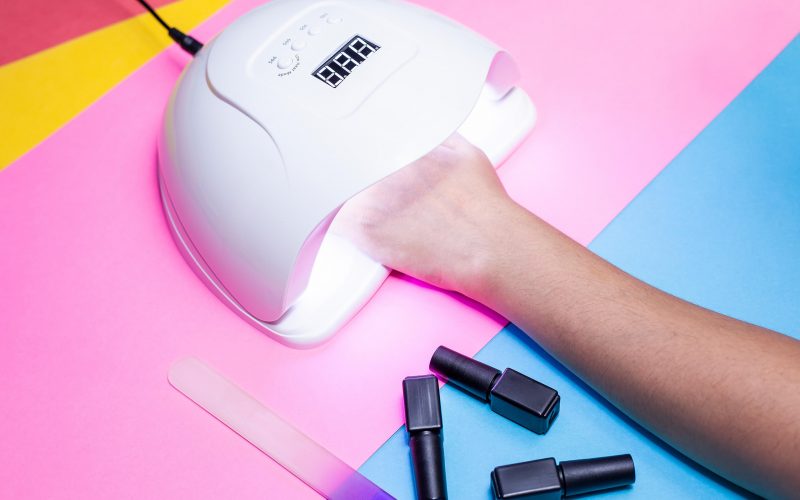 Ali gel laki res uničujejo nohte?