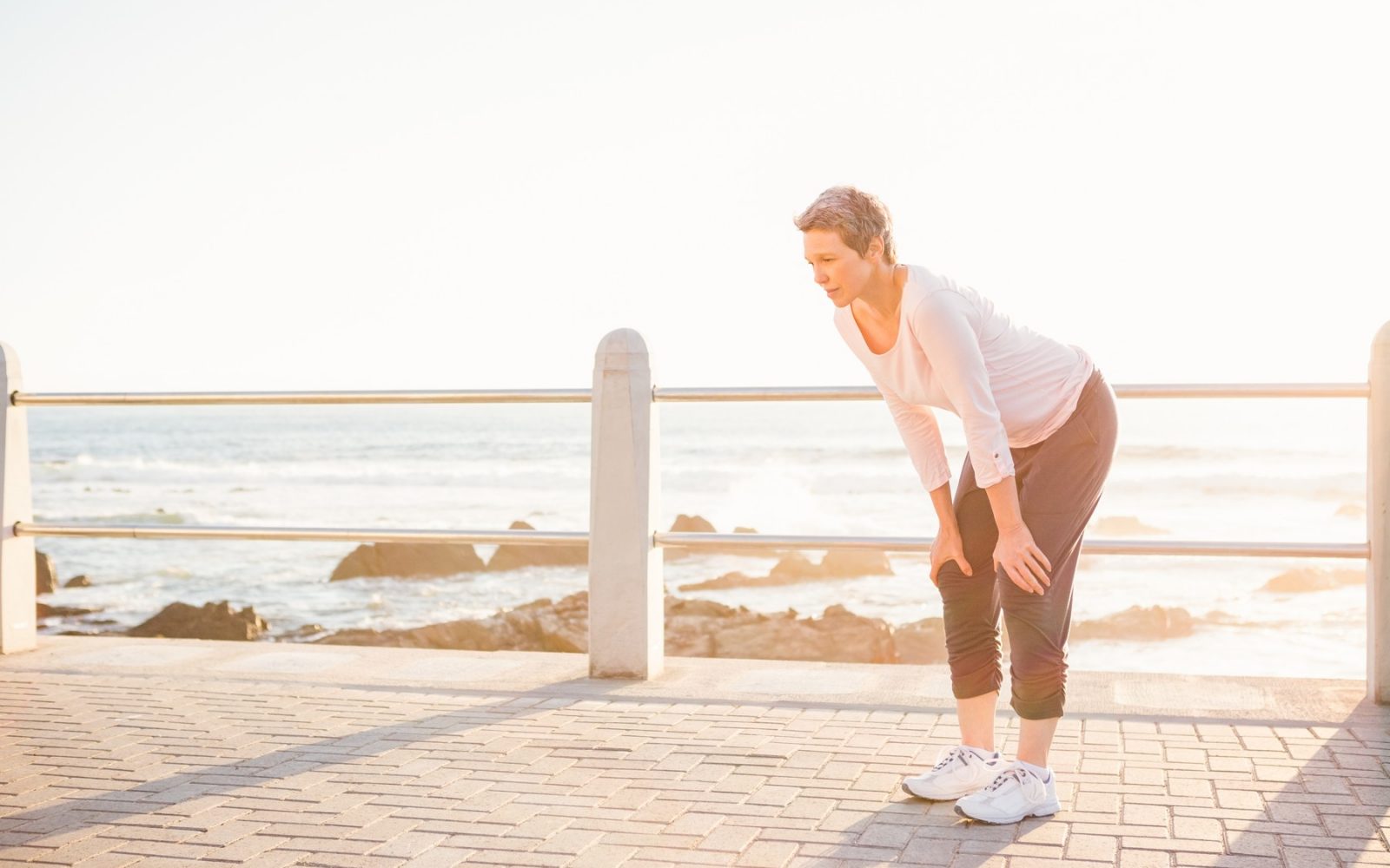 Gospa srednjih let zadihana na sprehodu