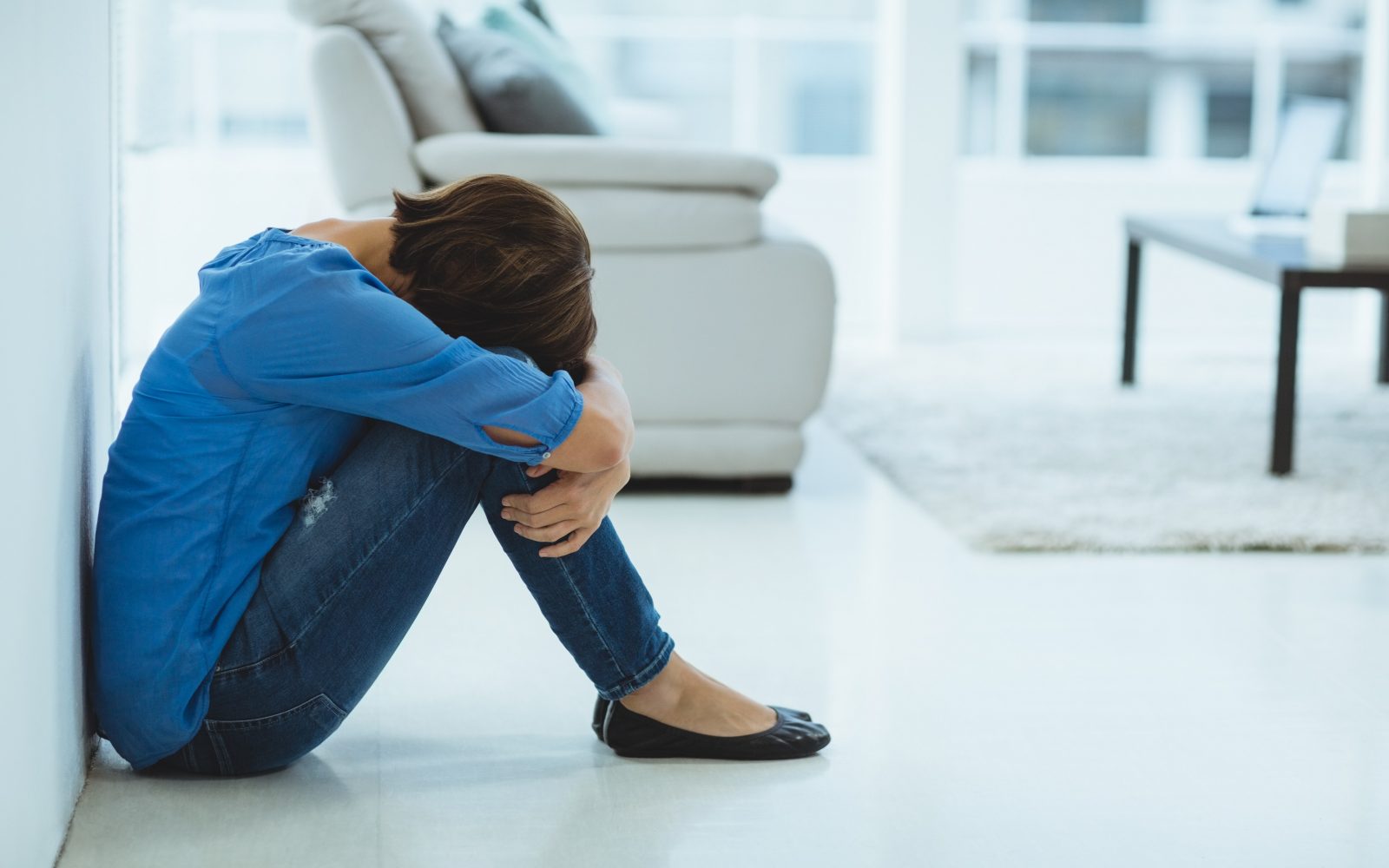 žalostna ženska sedi na tleh, žalost, depresija