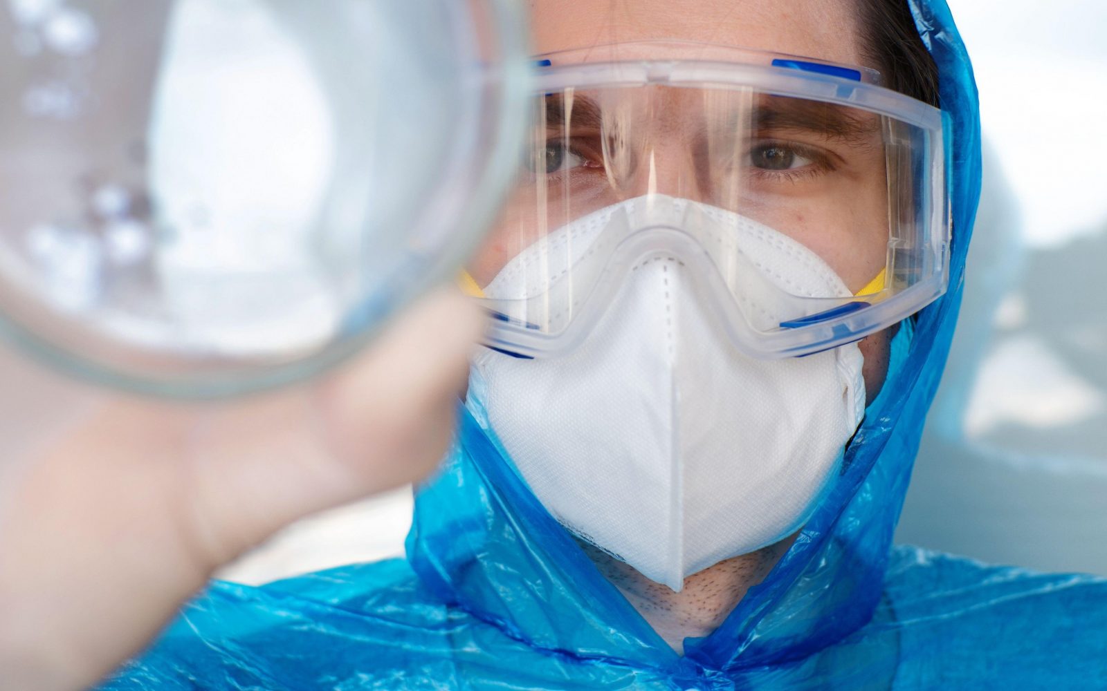 mikrobiolog preučuje patogen