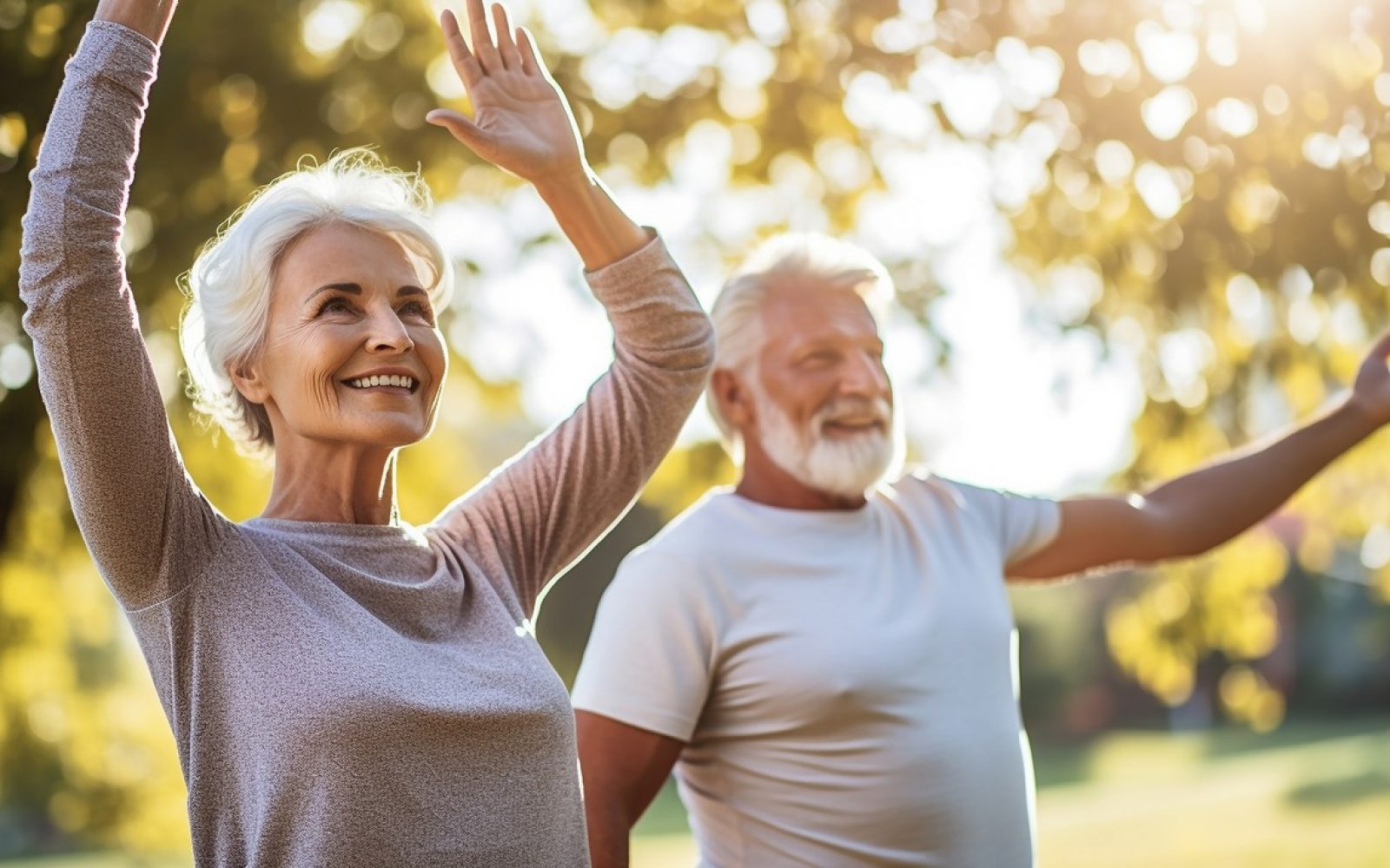 Vadba za starejše: Mlajša vaditeljica in starejši moški vadita. Vaje za moč ščitijo možgane