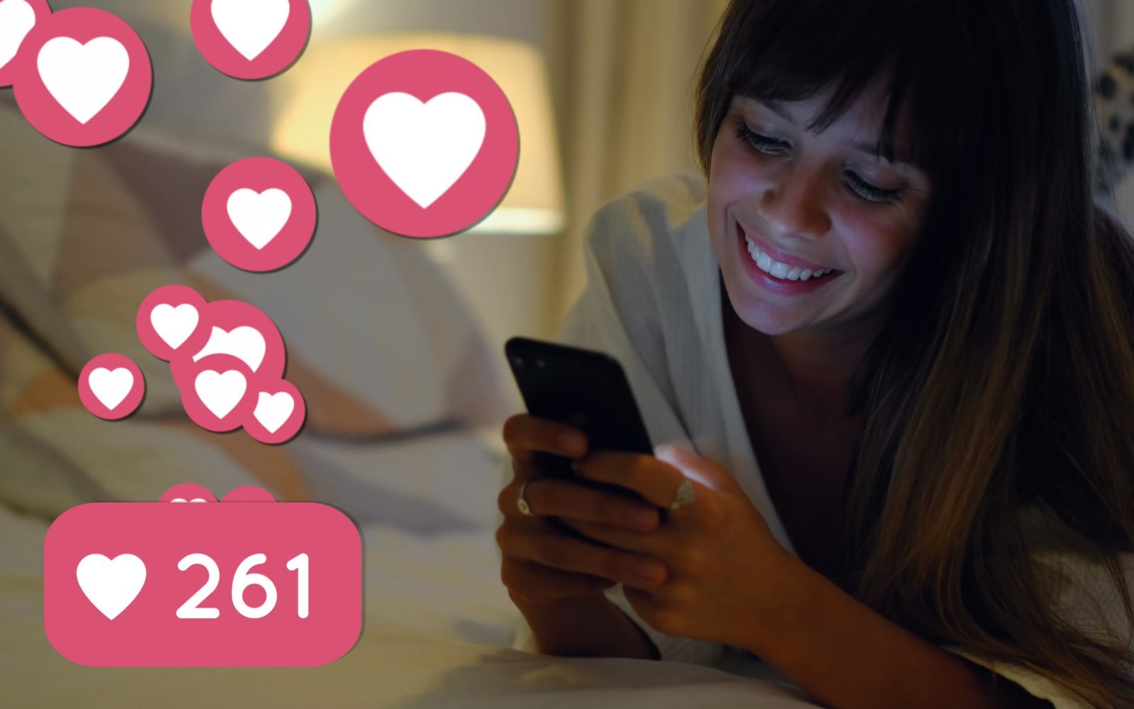 Ženska v postelji, spremlja lajke na družbenem omrežju