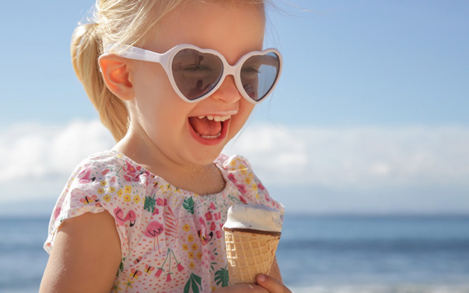Deklica s sladoledom