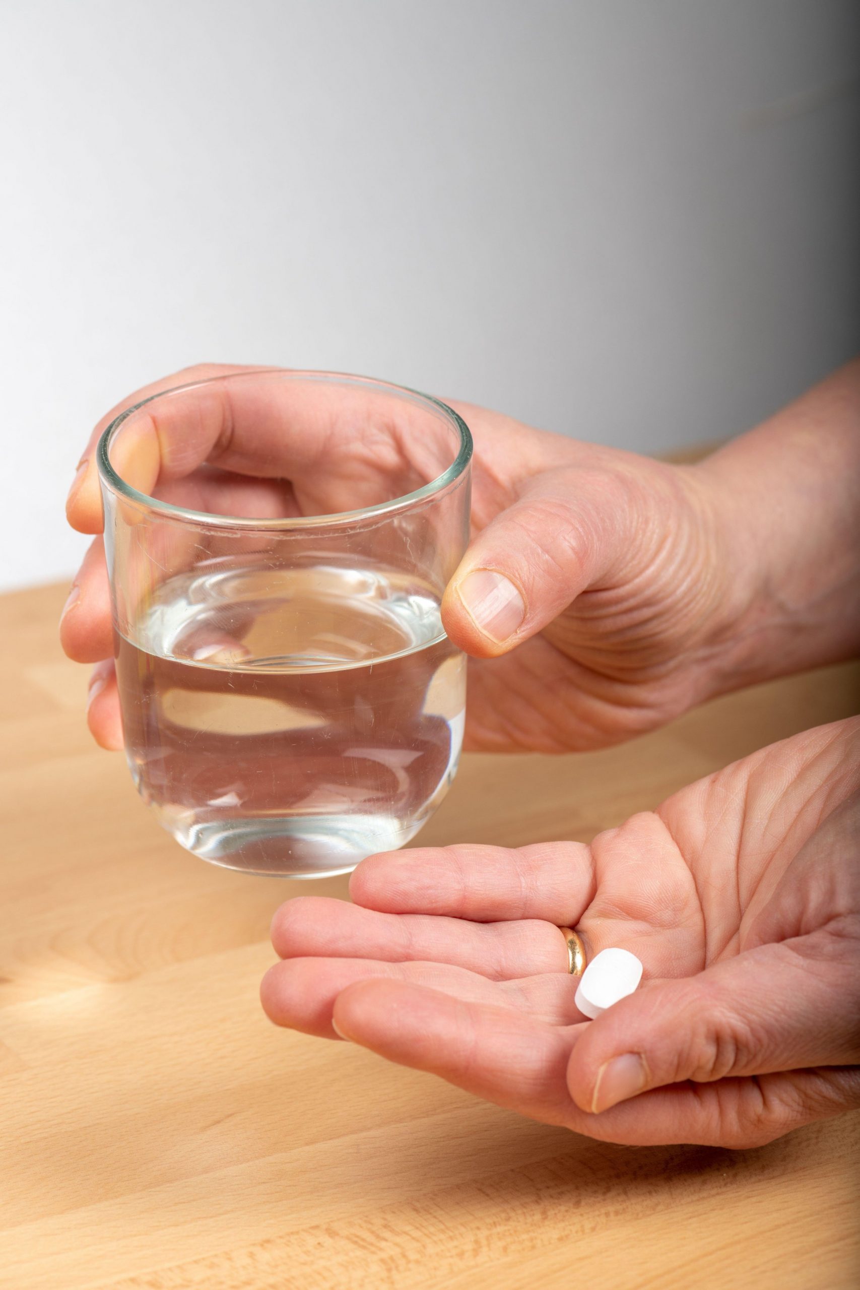 Ženska v rokah drži zdravilo