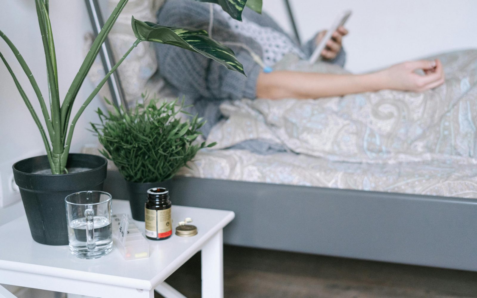 Bolnica leži v postelji